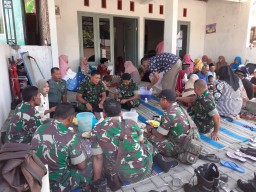 Anggota Koramil 0816/10 Balongbendo silaturahmi ke rumah purnawirawan