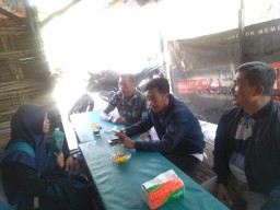 Komsos Babinsa Koramil 0816/08 Jabon Dengan Pemilik Warung Pinggir.