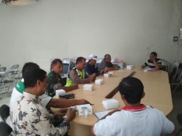 Batuud Koramil 0816/10 Balongbendo serma suwandi Hadiri rapat kordinasi dengan forkopimka