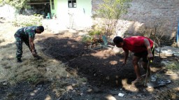 Anggota Koramil 0816/06 Tanggulangin Melakasanakan Kegiatan Bersih Bersih di Pangkalan Tempat Berinas