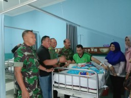Anggota Koramil 0816/01 Sidoarjo beserta Persitnya membesuk rekannya yang sedang sakit di RSAL DR Ramelan Surabaya