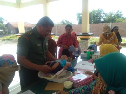 Babinsa Koramil 0816/13 Wonoayu Melaksanakan Pendampingan Kegiatan Posyandu
