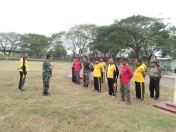 Anggota Koramil dan Polsek Jabon bersama-sama Mempersiapkan Tempat guna memperingati HUT Bhayangkara ke 73 tahun.
