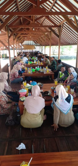 Danramil 0816/08 Jabon Bersama Forkopimka Jabon Melaksanakan Acara Purna Tugas Kapolsek Jabon.