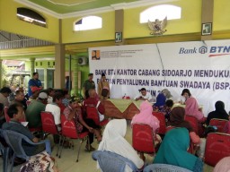 Babinsa 0816/13 Wonoayu Hadiri Penyerahan Dana Untuk Pembangunan Renovasi Rumah Warga.
