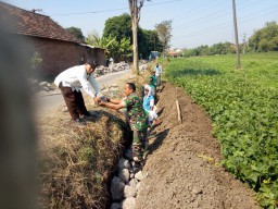 Babinsa Koramil 0816/ 13 Wonoayu Melaksanakan Kegiatan Karya Bakti pembuatan plengsengan Tembok Penahan Tanah