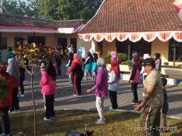 HUT Bhayangkara ke 73 Polsek Dan Koramil Wonoayu Bersama Masyarakat Wonoayu Gelar Senam Bersama