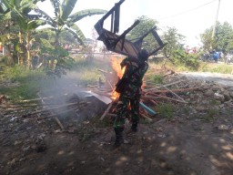 Danramil 0816/09 Krian beserta seluruh anggota Koramil Krian dlm rangka serter SKJ dan Karya Bakti dalam rangka HUT Bhayangkara ke 73 Tahun.