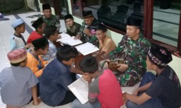 Babinsa 0816/01 mengajar mengaji di wilayah binaannya
