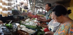 Babinsa 0816/12 prambon pantau harga kebutuhan pokok di pasar Temu