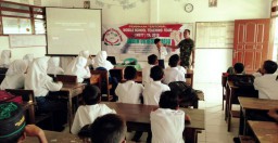 Babinsa 0816/06 Tanggulangin ajarkan Materi Wasbang Dan Pelatihan PBB Di MTs Al - Hikmah Kali Dawir Kec Tanggulangin