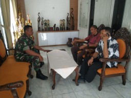 Babinsa Ramil 0816/03 Buduran Melaksanakan Komsos dengan Guru SMKN 1 BUDURAN .