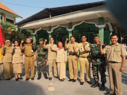 Babinsa Koramil 0816/09 Krian Serma Hasan Basri mewakili Danramil 0816/09 Krian sebagai Irup di SMPN 3 Krian.