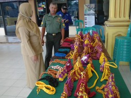 Serka Sunoko Babinsa Koramil 0816/12 Prambon menghadiri Pelatihan merajut talikur dari Dinsos kab Sidoarjo di Desa Binaan.