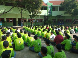 Babinsa Koramil 0816/01 melatih PBB di SMK PGRI 1 Sidoarjo.
