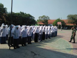 Anggota Koramil 0816/08 Jabon melatih PBB di SMA Bilingual Avisena Jabon.