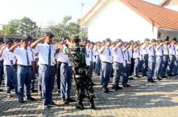 Babinsa Koramil 0816/09 Krian Serda Nanang Nasdar Aulia dan Serka Nur Kasan melatih PBB di SMK 2 Krian