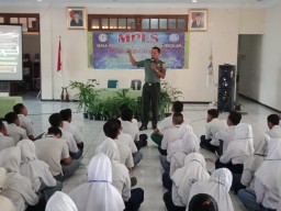 Danramil 17/Gedangan sampaikan Wasbang kepada Siswa/Siswi SMAN l Gedangan