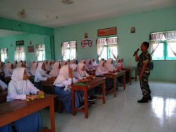 Kegiatan MPLS Babinsa Ramil 0816/12 Prambon jelaskan Wasbang Ke SMK Budi Utomo.