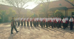 Komsos Dengan Siswa SMP, Babinsa Ramil 0816/06 Tanggulangin ajarkan Materi Bela Negara Dengan Pelatihan PBB