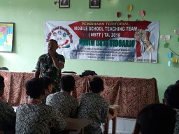 Babinsa 0816/12 Prambon mengajar materi kedisiplinan &amp; nilai Pancasila