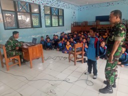 Anggota Koramil 0816/08 Jabon Melaksanakan Wasbang di SMP N 2 Jabon.