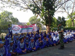 Babinsa Koramil 0816/03 ajarkan materi wasbang dan Bela Negara di SMKN 2 Buduran