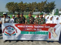 Mobile School Teaching Team Koramil 0816/02 Candi Ajarkan Tata Upacara Bendera di Sekolah