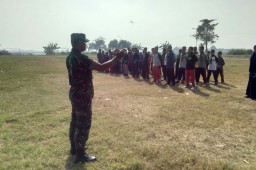 Babinsa Koramil 0816/06 Tanggulangin Mlaks Kegiatan Pelatihan Baris berbaris PBB Di SMP-9 Muhamaddiyah Desa Penatar Sewu