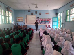 Anggota Ramil 07/Krembung Laksanakan Wawasan Kebangsaan dalam MPLS di SMPN I