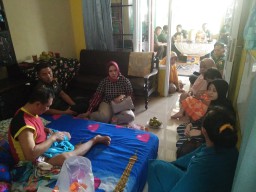 Kepedulian Terhadap Anggota, Dandim 0816/Sidoarjo didampingi Ibu dan Para Perwira Jenguk anggota yang sakit pasca operasi