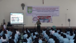 Batuud 0816/01 Peltu Asnuri ajarkan wawasan kebangsaan di SMA Katolik Untung Suropati Sidoarjo.