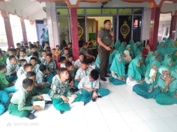 Hari Ketiga MPLS, Danramil dan Babinsa Koramil 0816/13 Wonoayu Masih Setia Ajarkan PBB dan Pengetahuan Mitigasi Bencana Alam.