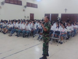 Bati wanwil Koramil 0816/01 berikan wawasan kebangsaan di Sma Petra Sidoarjo.