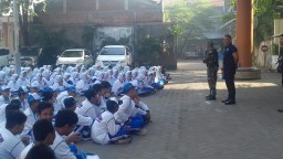 Koramil 0816/16 Waru melatih PBB dalam kegiatan MPLS SMP Islam Al Falah Assalam Tropodo Waru