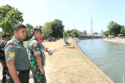 Dandim 0816/Sidoarjo bersama Kadis Pengairan PUPR tinjau Dam Pintu air Rolak Songo