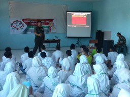 Danramil 0816/13 Wonoayu Beri Wasbang Pelajar SMK YPM 11 Wonoayu.