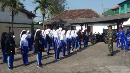 Babinsa Koramil 0816/09 Krian Pelda Khoiri dan Serka Sukaeri melatih PBB di SMP Al-Ahmad Krian.