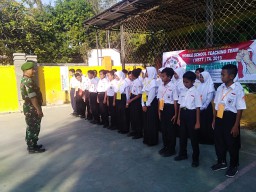 Pelda Bagus S Anggota Koramil 0816/03 Buduran Wasbang di SMP 10 Nopember