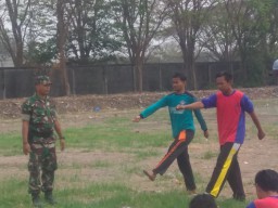 Babinsa Koramil 0816/06 Tanggulangin Mlaks Kegiatan Pelatihan Baris berbaris PBB di SMK DARWA WIRAWAN Desa Kalitengah