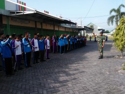 Tanamkan Kedisiplinan, Babinsa Koramil Prambon Latih PBB Siswa Baru SMP Budi Utomo.