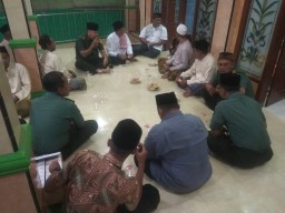 Koramil 0816/08 Jabon Dengan Masyarakat Sekitar Koramil Sholat Tahajud Bersama