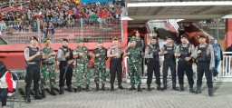 Sinergitas TNI Polri Amankan Pertandingan Sepakbola timns U 19 Vs Deltras Sidoarjo.