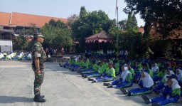 Babinsa Koramil 0816/01 Kota Sidoarjo ikut Sukseskan MPLS di SMPN 4 Sidoarjo