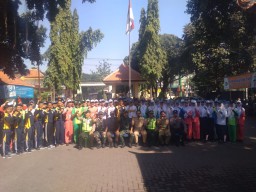 Babinsa Koramil 0816/09 Krian Pelda Sukadi mewakili Danramil 0816/09 dalam rangka penyerahan Paskibra dari Kecamatan kepada pelatih Paskibraka 2019.
