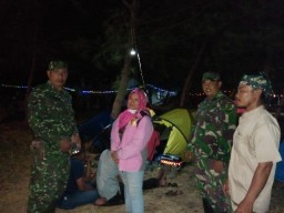 Anggota Koramil 0816/08 Jabon melaksanakan pengawasan Camping/Berkemah di Pulau Lusi.