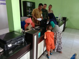 Jalin Keakraban, Babinsa Koramil 0816/01 Sidoarjo Komsos dengan Perangkat kelurahan Urangagung.