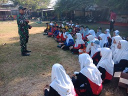 Anggota Koramil 0816/17 Gedangan melatih Paskibraka