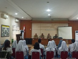 Babinsa Ramil 0816/01 menghadiri kegiatan perkenalan paskibraka di kecamatan sidoarjo .