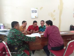 Babinsa Koramil 0816/13 Wonoayu Komsos Dengan Kades Dan Perangkat Desa Terkait Kebersihan Dan Keamanan